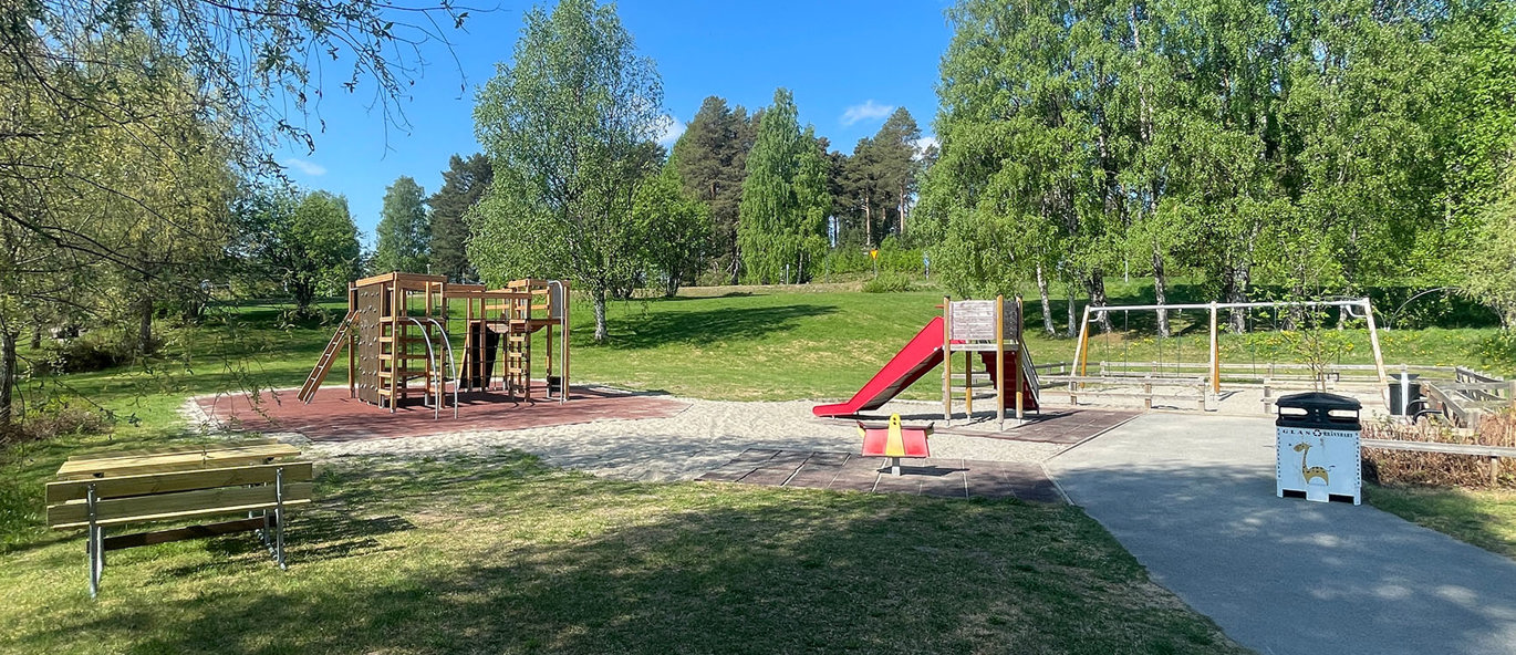 Den häftiga och utmanande klätterlekställningen blev ett perfekt komplement till redan befintlig lekutrustning i Skolbyparken.