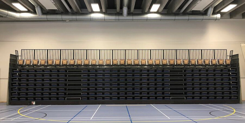 Hopskjuten teleskopläktare som frigör golvyta i en idrottshall.