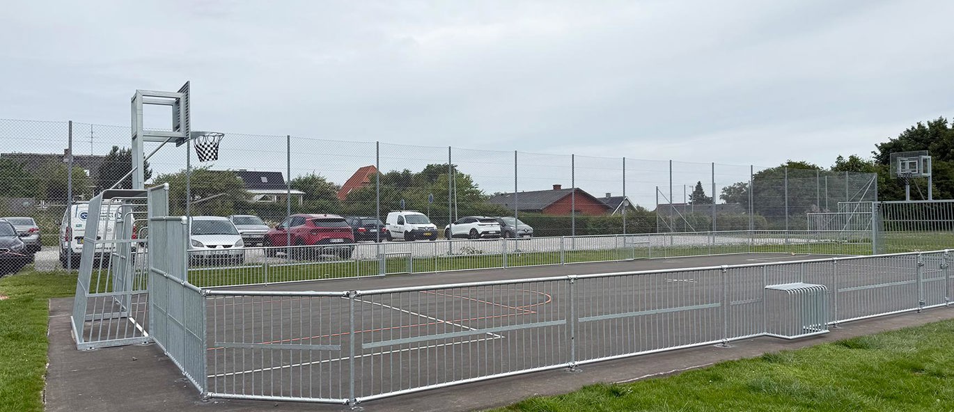 Thor multibane ved Søndermarkskolens idrettsområde i Randers, med basketballkurv og oppmerking for streetbasket.