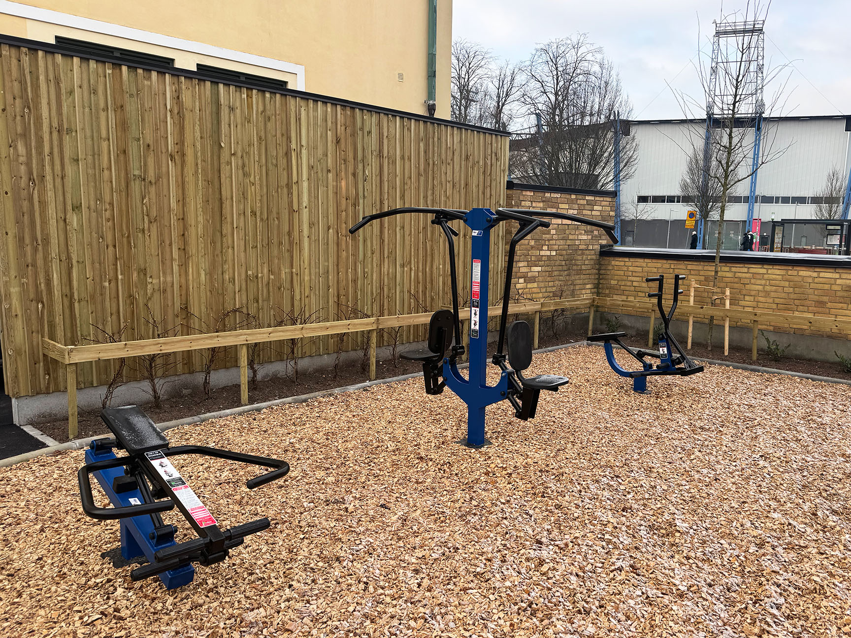 Utegym på Olympiaskolan i Helsingborg med tre blå och svarta Street Barbell träningsstationer intill skolbyggnaden.