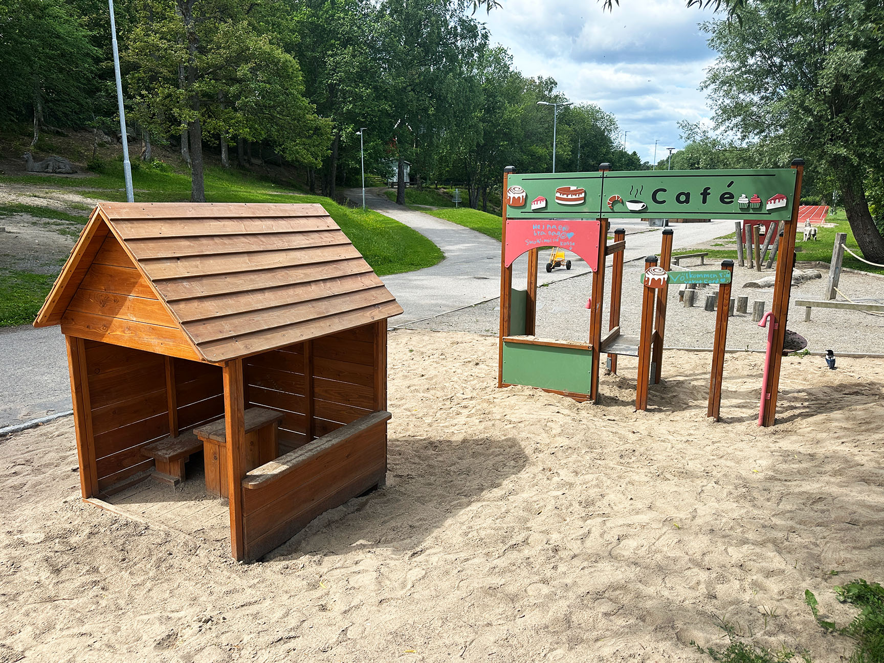 Lekhus och lekhörna med cafétema på Eklidsskolans skolgård i Tullinge.