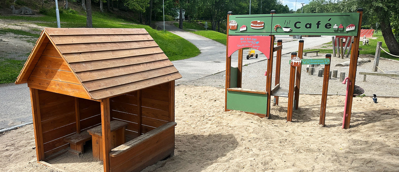 Lekehus og lekekrok med kafétema på skolegården til Eklidsskolan i Tullinge.