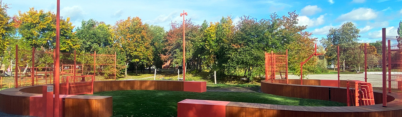 Gestaltad aktivitetsyta med multiarena, sittmurar och öppna vistelseytor som skapar plats för spontanidrott, rörelse och sociala möten i en offentlig utemiljö.
