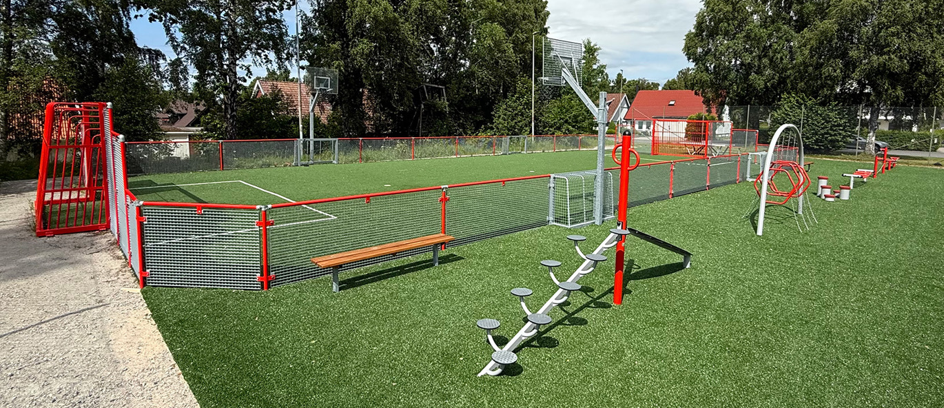 Multiarena och balansbana med grönt underlag i en aktivitetspark i Ulricehamn.