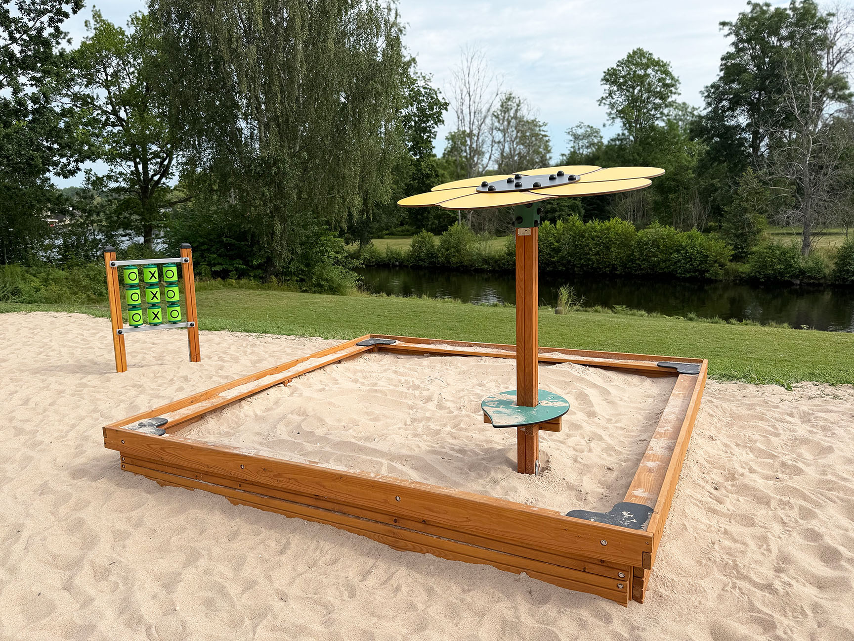Legeplads med sandkasse og skyggebord til sandleg