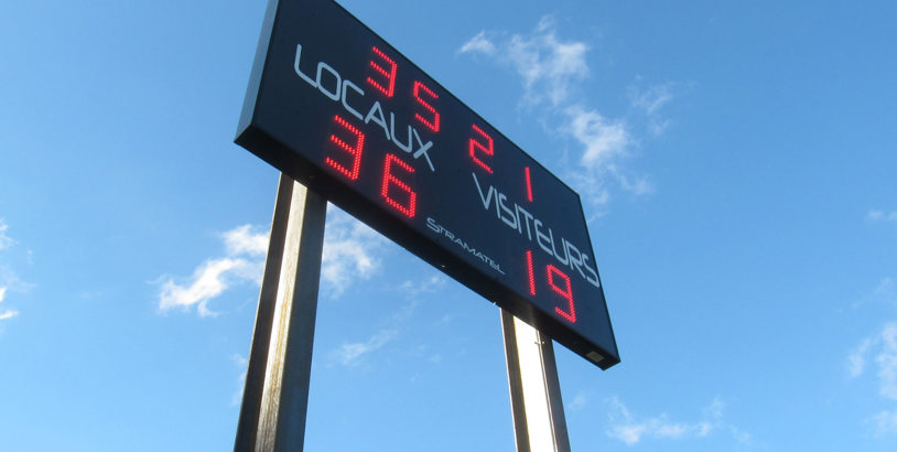 Stramatel resultattavla på hög höjd med blå himmel som bakgrund