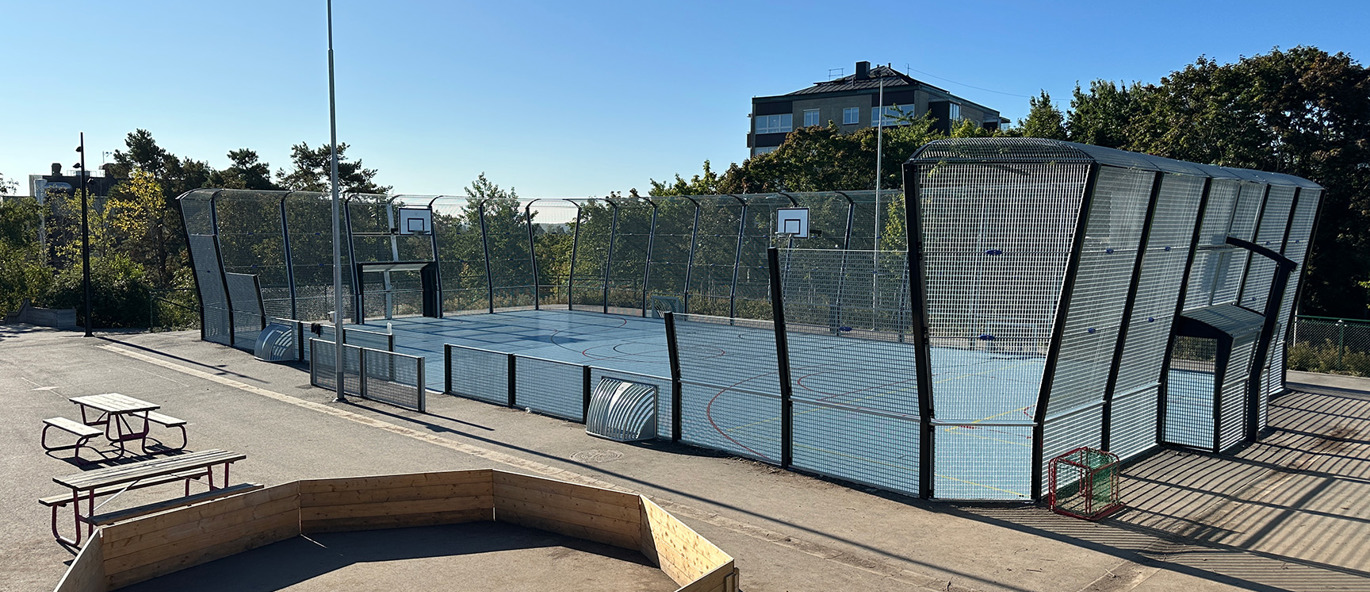 Omnistadium multiarena med sportgolv, basketkorgar och höga sarger på Ektorps skola i Nacka.