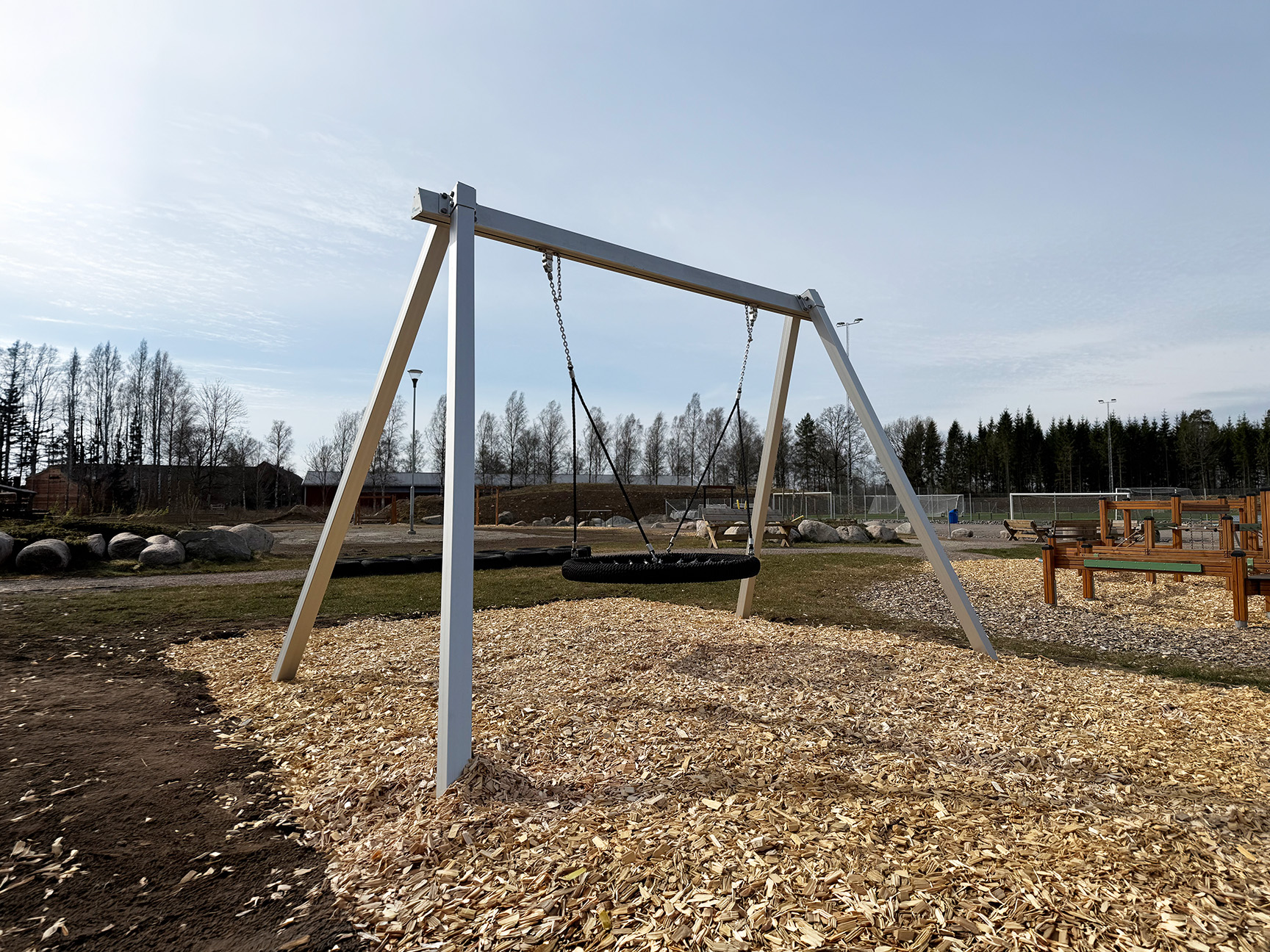 Svensktillverkad Alumina Nordic fågelbogunga i aluminium på offentlig lekplats vid Ingelstad idrottsplats i Växjö.