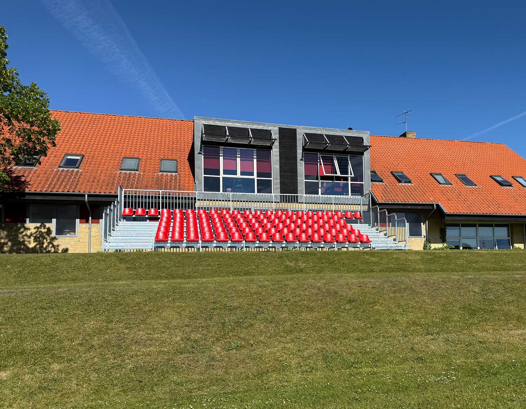 Tribune med 102 røde siddepladser ved AaBs træningsanlæg og opvisningsbane
