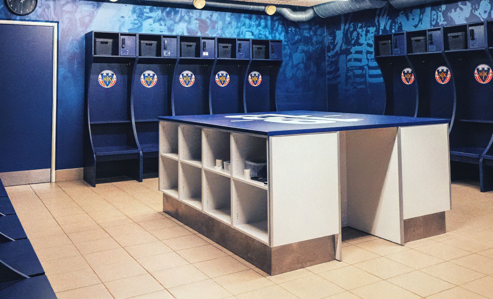 omklædningsrum i blå farver med garderober