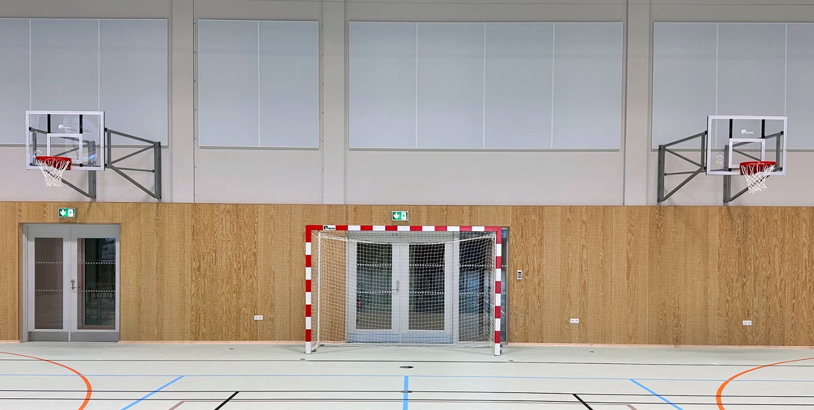 Fast monterade basketkorgar på vägg i en idrottshall