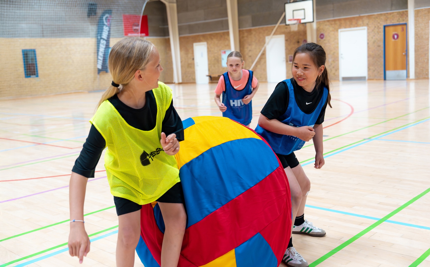 Tre piger spiler FATball i idrætshal