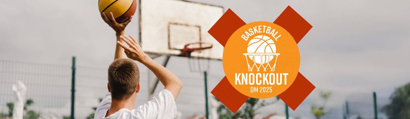 person spiller basket med en bold op mod en basketballkurv og et logo med Basketball Knockout DM 2025 forrest i billedet