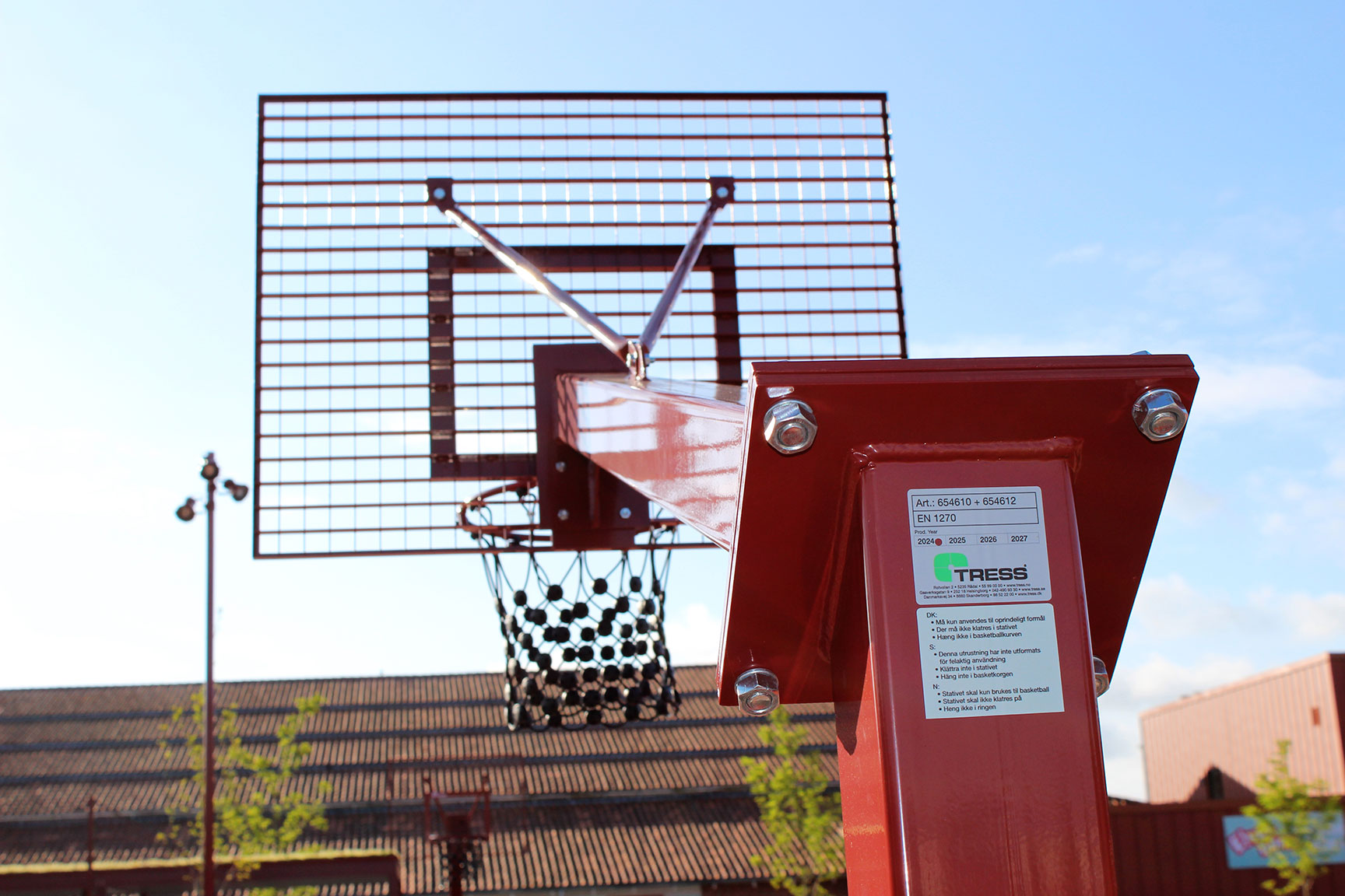 Close up af basketballtop på multibane i rødt pulverlakeret stål
