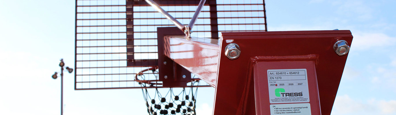 Basketballstativ på multibane i rødt pulverlakkert stål