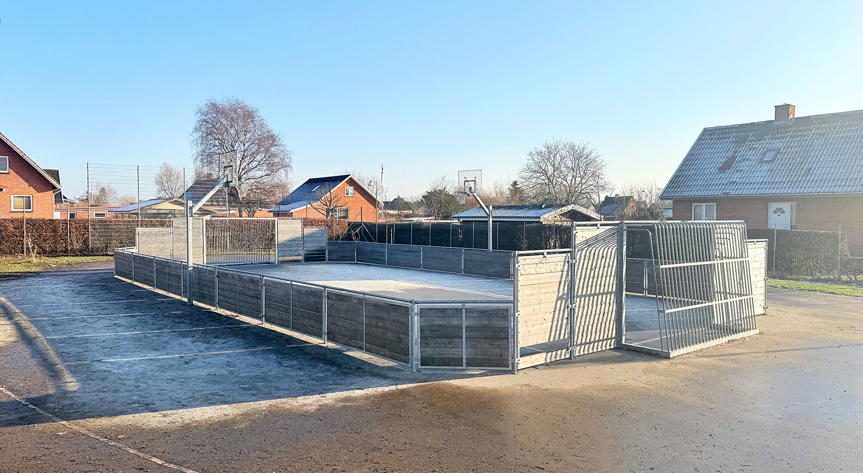 skolegård med multibane med lærketræsbander og basketballstativer