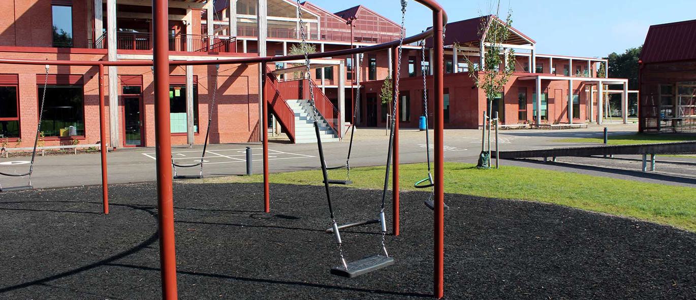 Se Dybkærskolens nye flotte legeplads | tressudemiljø.dk