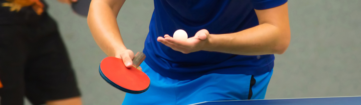 Gutt som er klar for å serve ballen i bordtennis