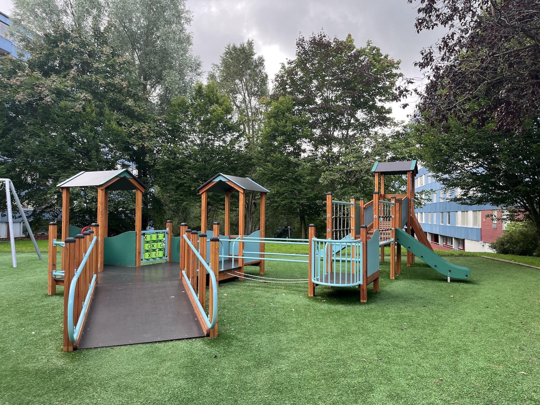 Tilgængelighedstilpasset legeplads i boligområde