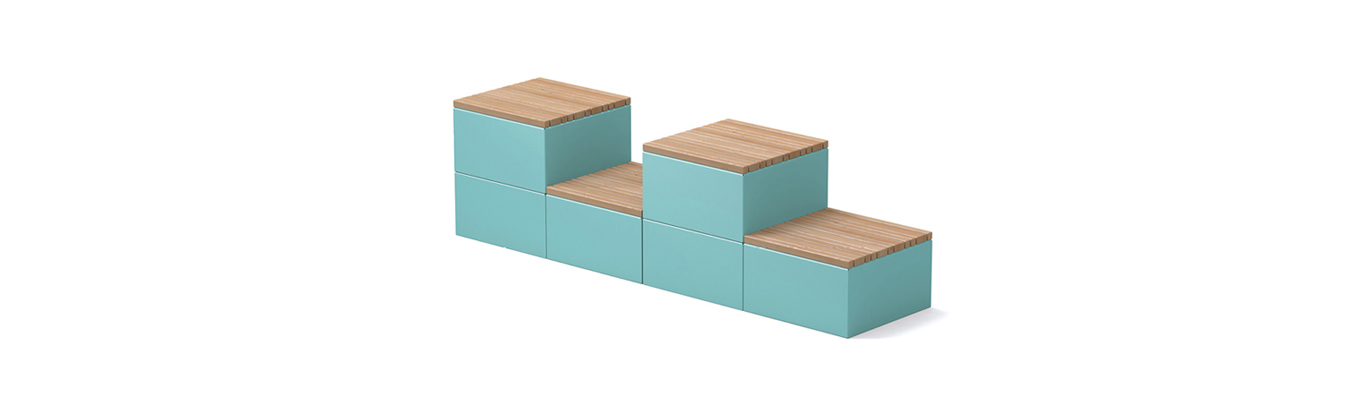 AQUILA Sittbox Bas och Sittbox Topp kombinerade i trappstegsformad sittlösning med turkos pulverlackerad stålstomme och ribbad träöverdel.