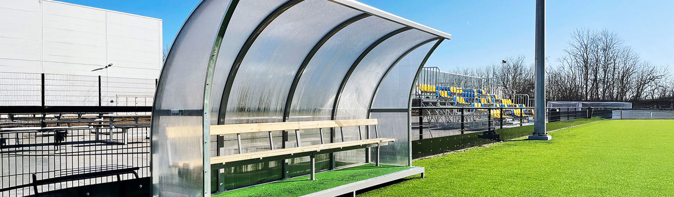 Innbytterbenk med trebenk ved grønn fotballbane