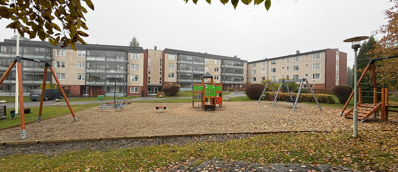 Lekeplass i boligområdet til BRF Ortvikshöjden 1 i Sundsvall med husker, taubane, karusell og lekeapparat.