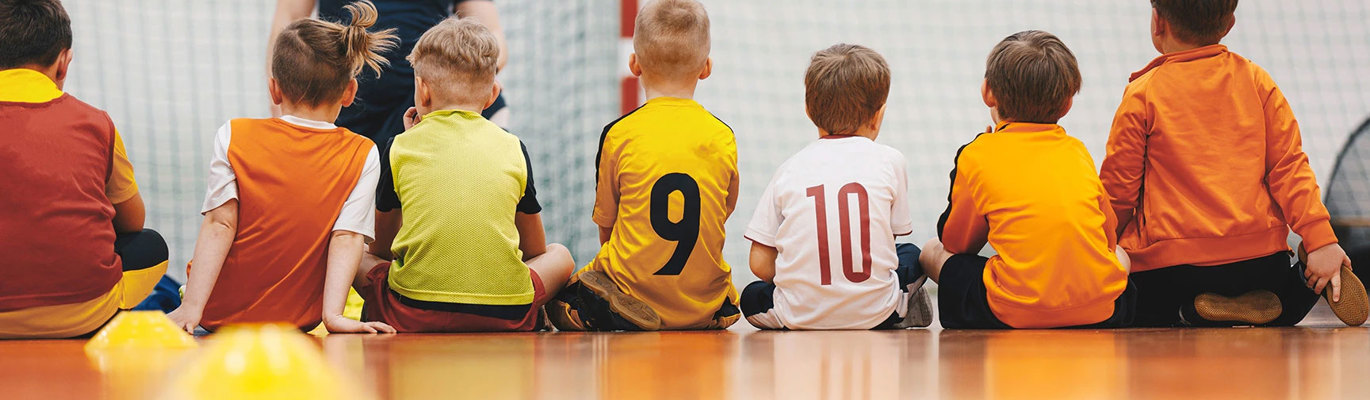 Skoleelever i idrettshall klar til gymtime