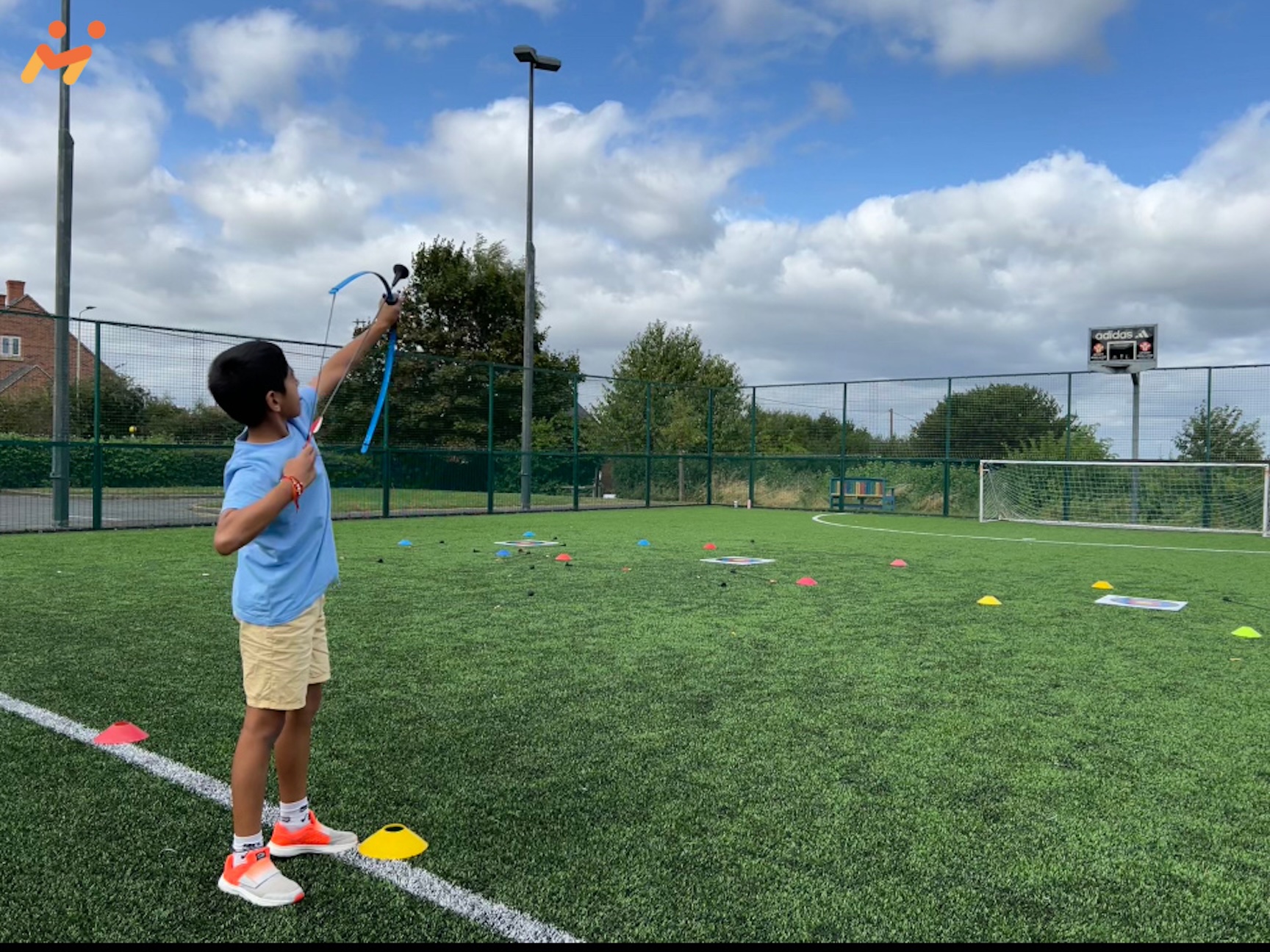 Dreng øver sig i at skyde med bue og pil