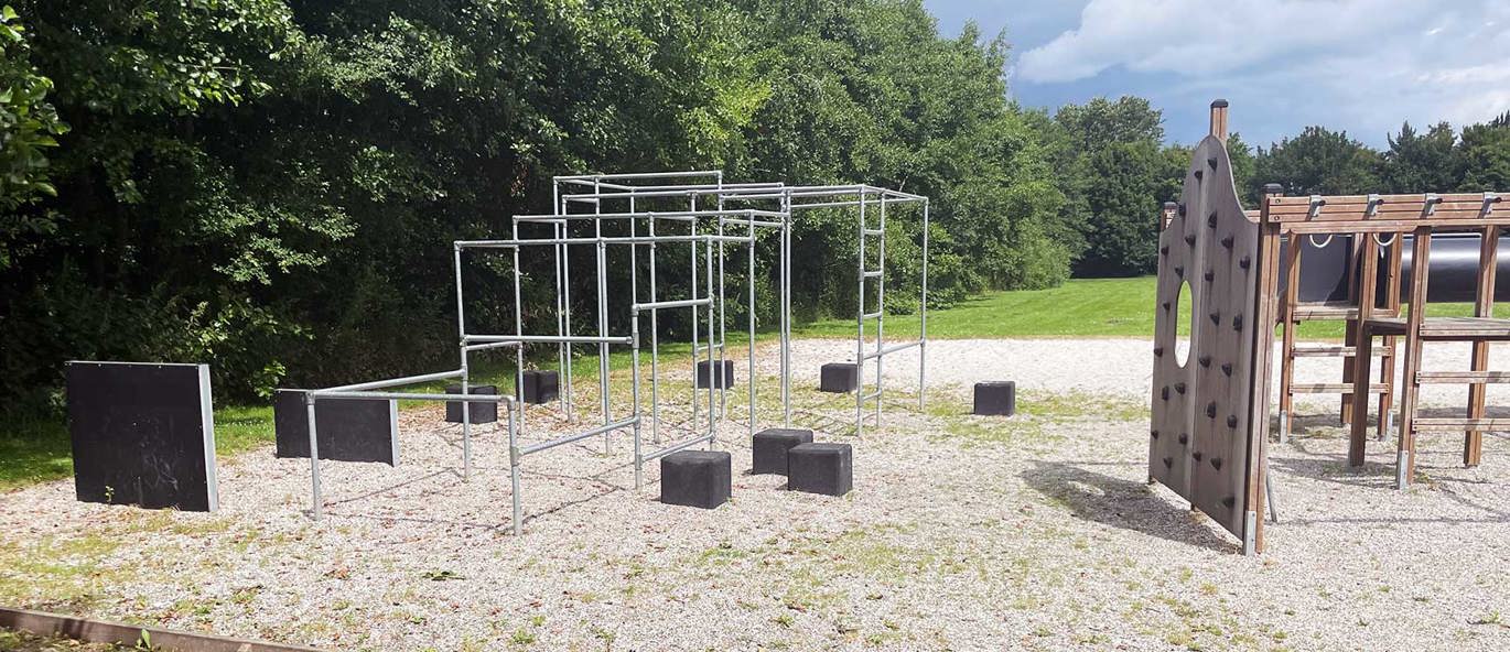 Aktivitetsområde lekestativ og parkour utendørs