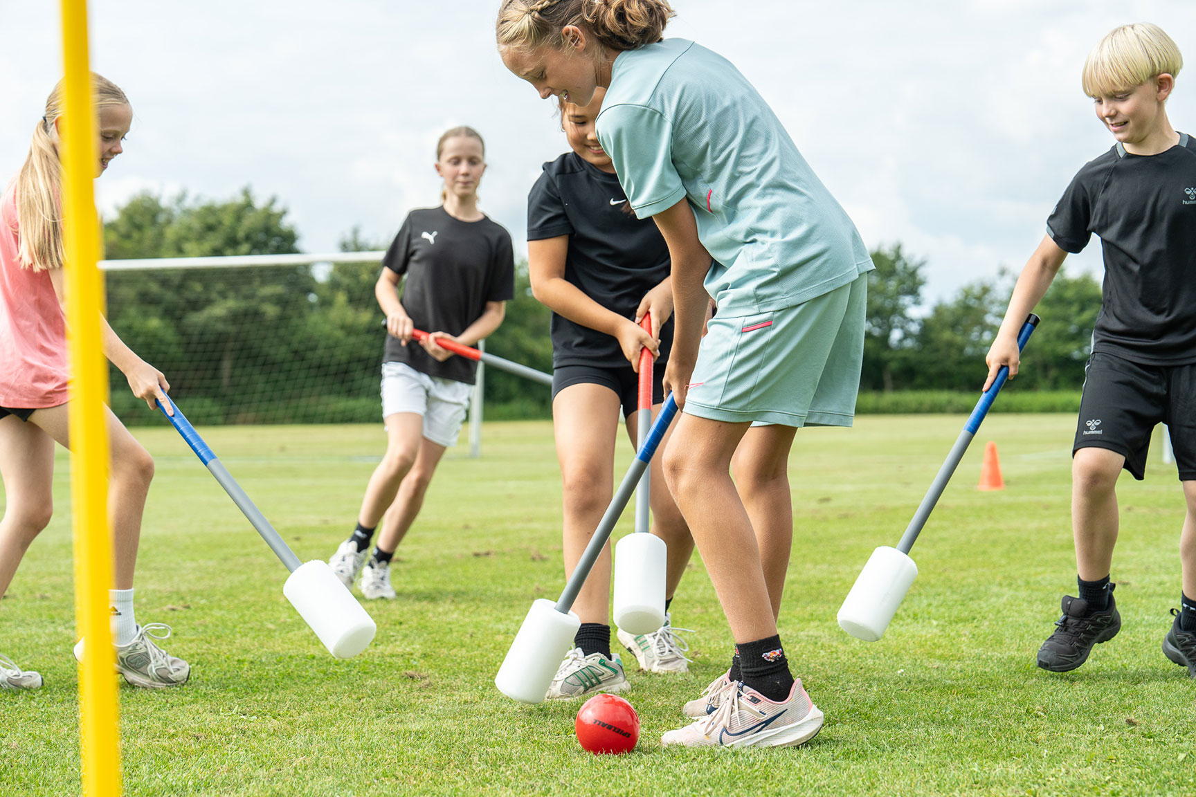 skoleelever spiller Ball Bouncer udendørs