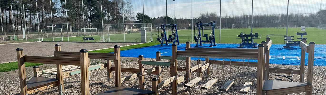 Aktivitetsområde med motorikkbane og utendørs treningsapparater ved fotballbane