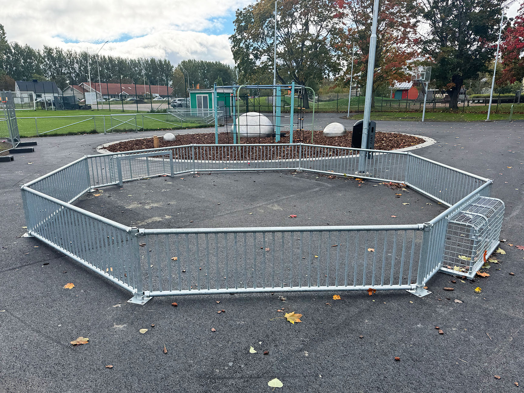 Aktivitetsyta vid idrottsanläggning med panna-arena, lek- och rörelsefunktioner som främjar spontanidrott, fysisk aktivitet och sociala möten i anslutning till idrottsmiljön.