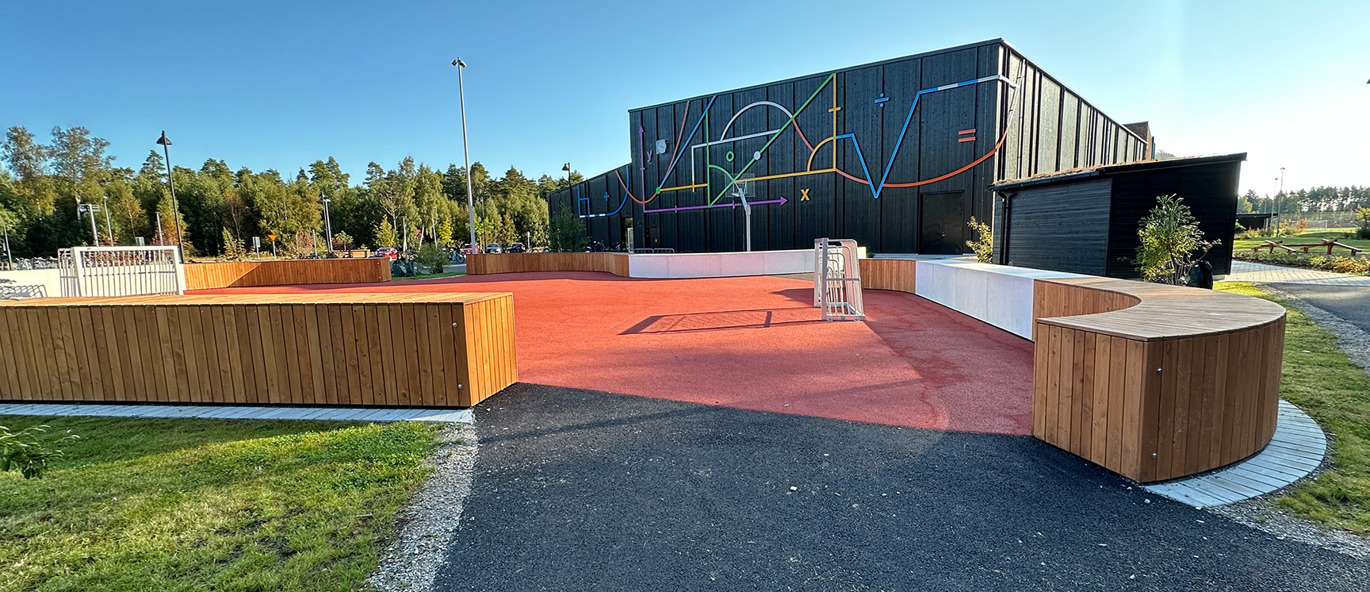 Den nybygde Hagavikskolen sin skolegård er fylt med aktivitet, lek og idrett.