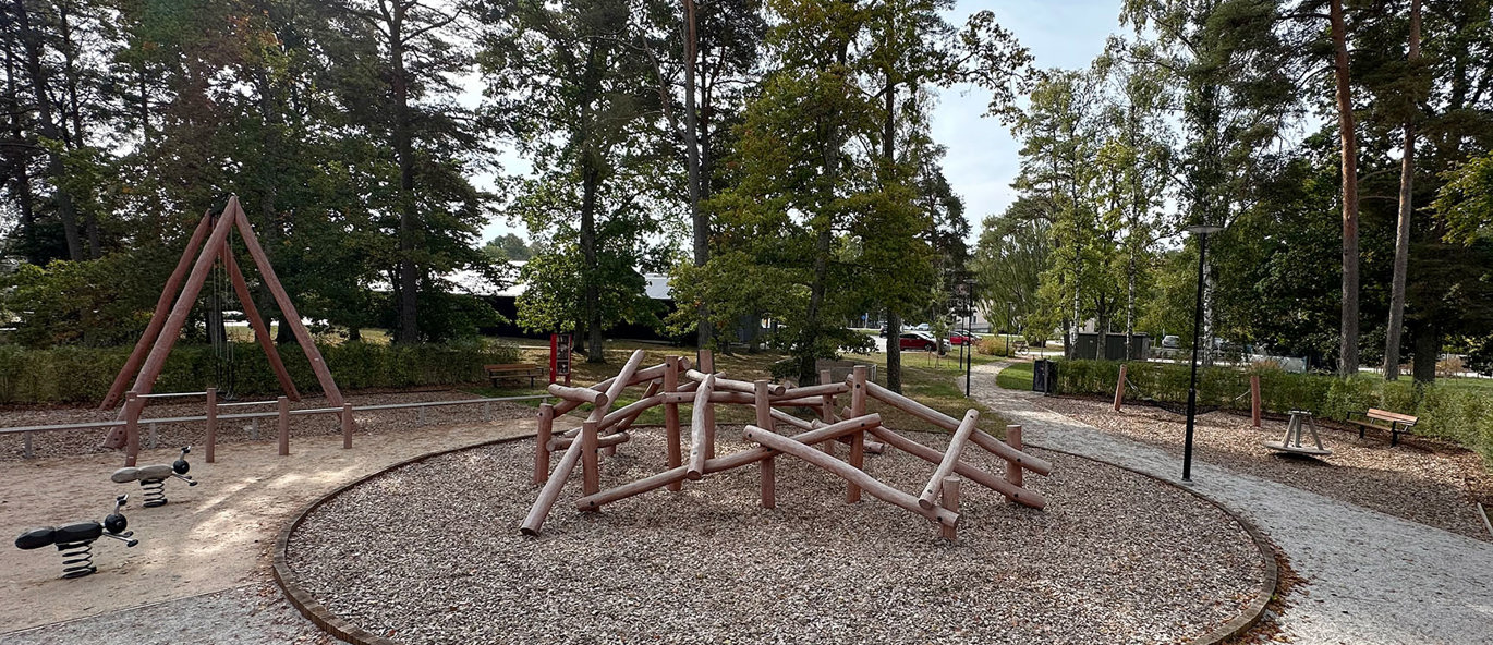 Balansbana och gungställning av robiniaträ i park i Roma på Gotlad.