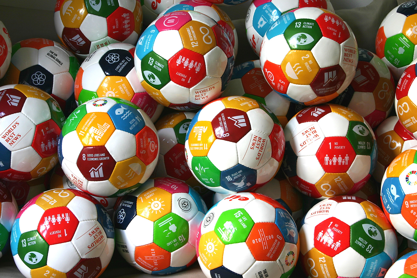bunke med Global Goals-fodbolde, som har verdensmålene printet på i forskellige farver som blå, grøn, gul, rød og lilla
