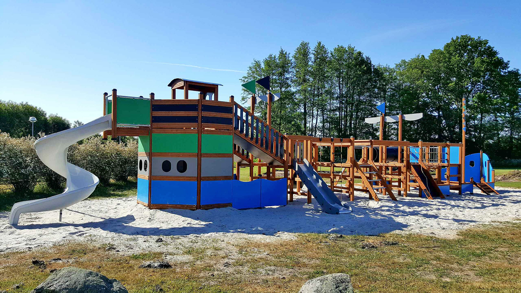 legestativ på campingplads med rutsjebaner og klatreleg i maritimt tema