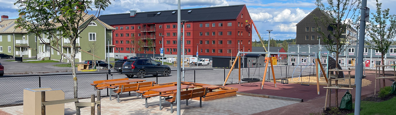 Planerad och genomförd utemiljö i bostadsområde med lekplats, mötesplatser och vistelseytor som visar hur fastighetsägare och fastighetsbolag kan utveckla attraktiva och hållbara utemiljöer.