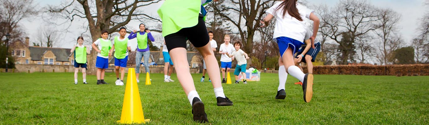 Lekende barn på fotballbane
