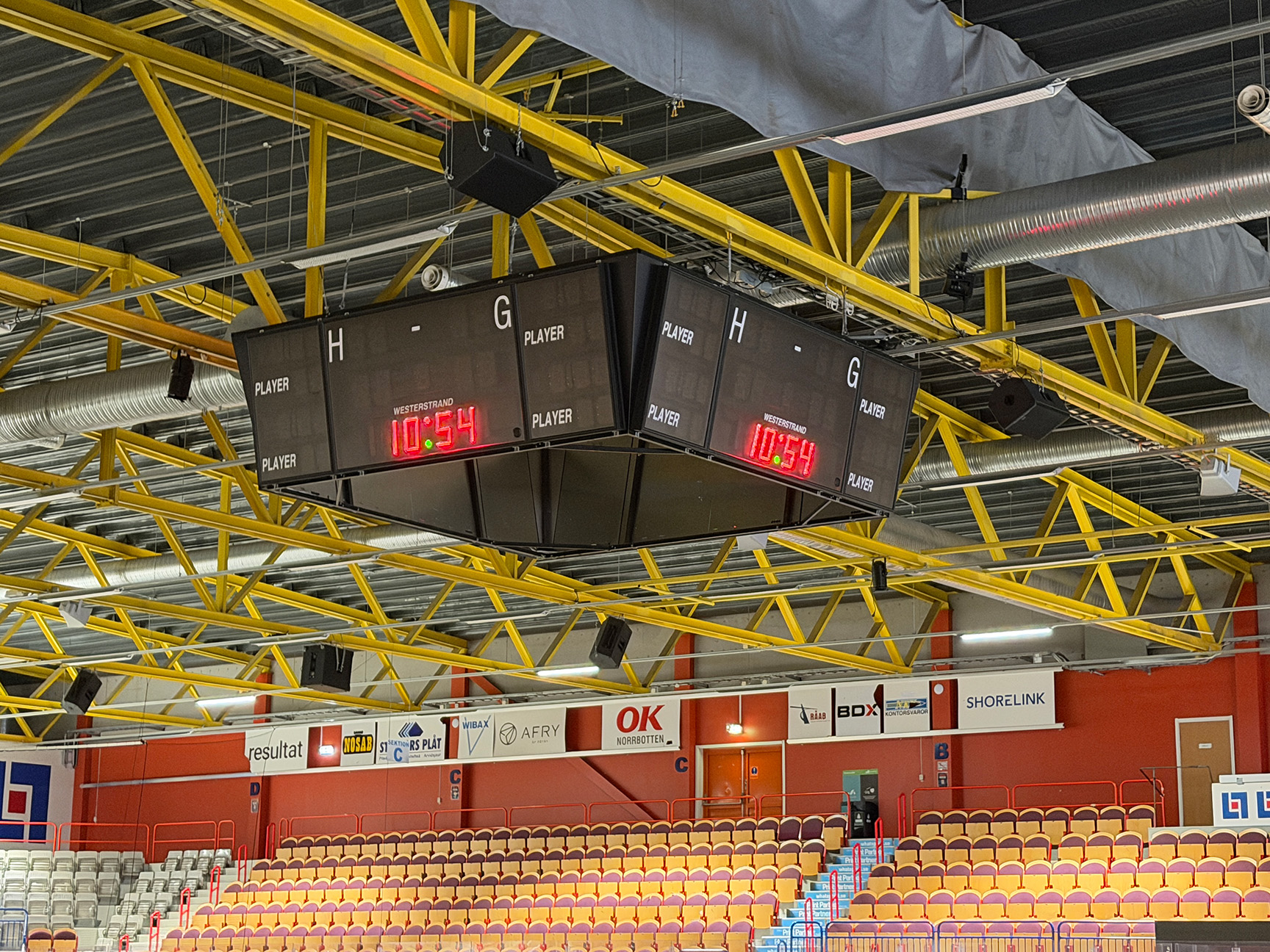 Resultattavla med fyra sidor upphängd i taket i LF arena i Piteå.