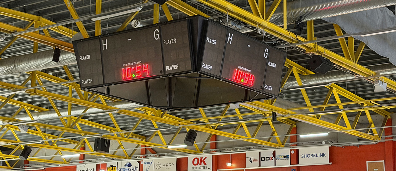 Resultattavle med fire sider, opphengt i taket i LF Arena i Piteå.