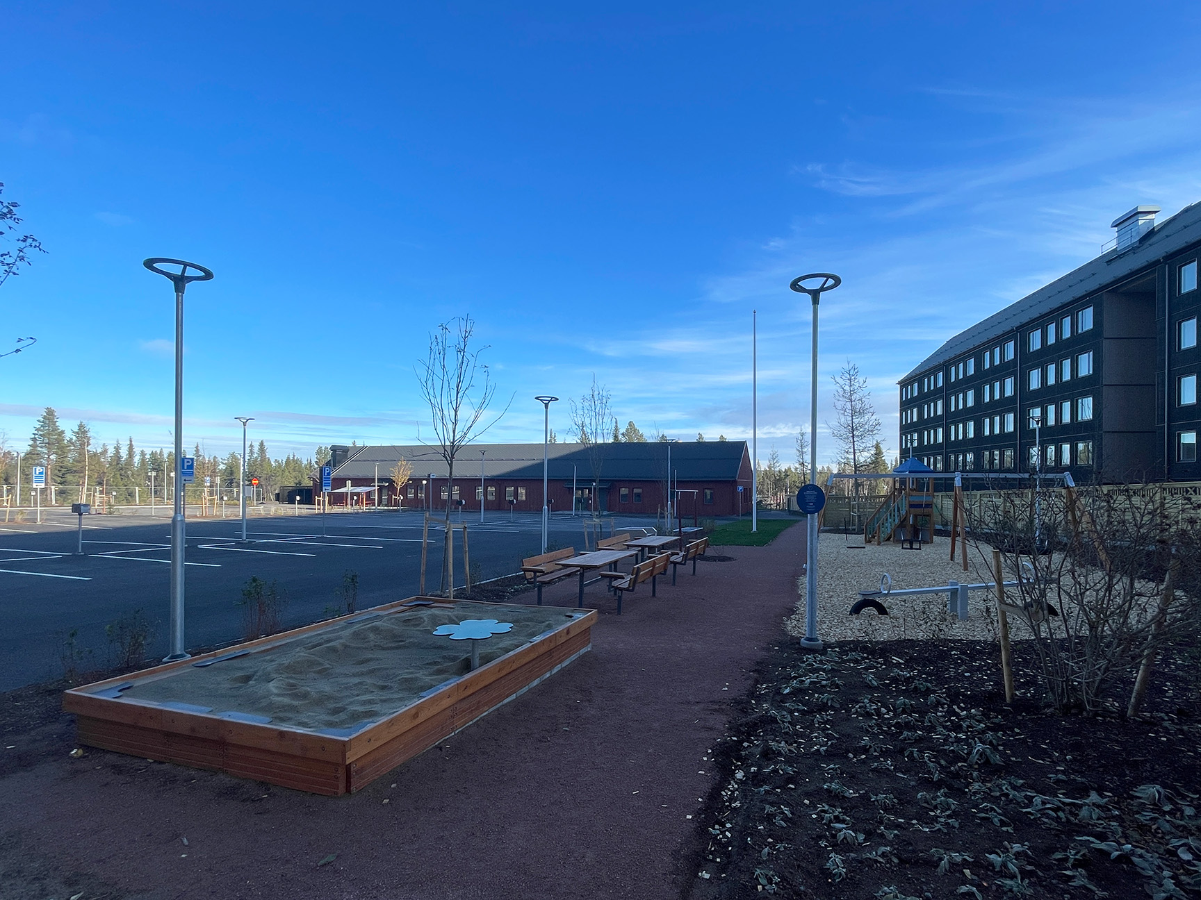Lättskött utemiljö i bostadsområde med hållbara material, parkmöbler och aktivitetsytor som minskar driftbehov och underhållskostnader för fastighetsägare och fastighetsbolag.