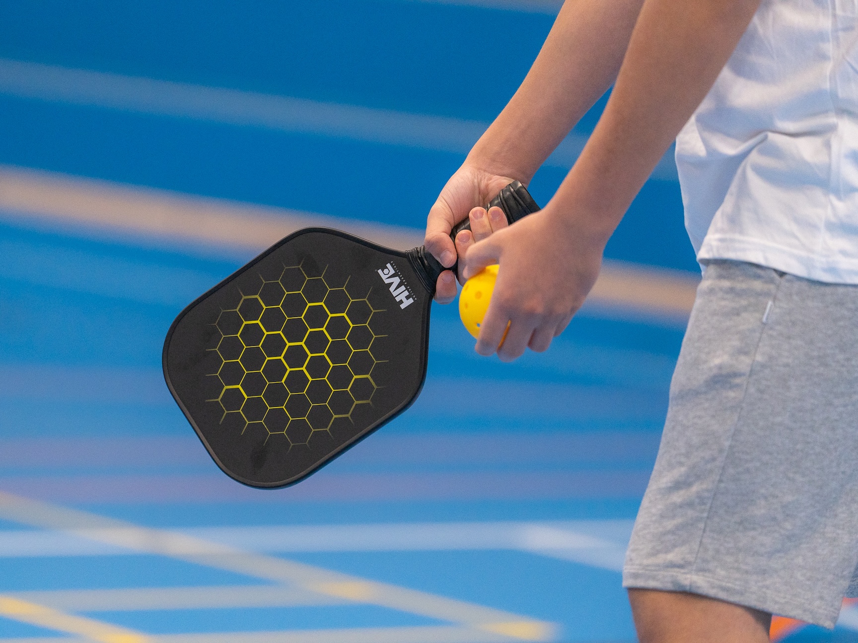 Close up af dreng med pickleballbat og bold