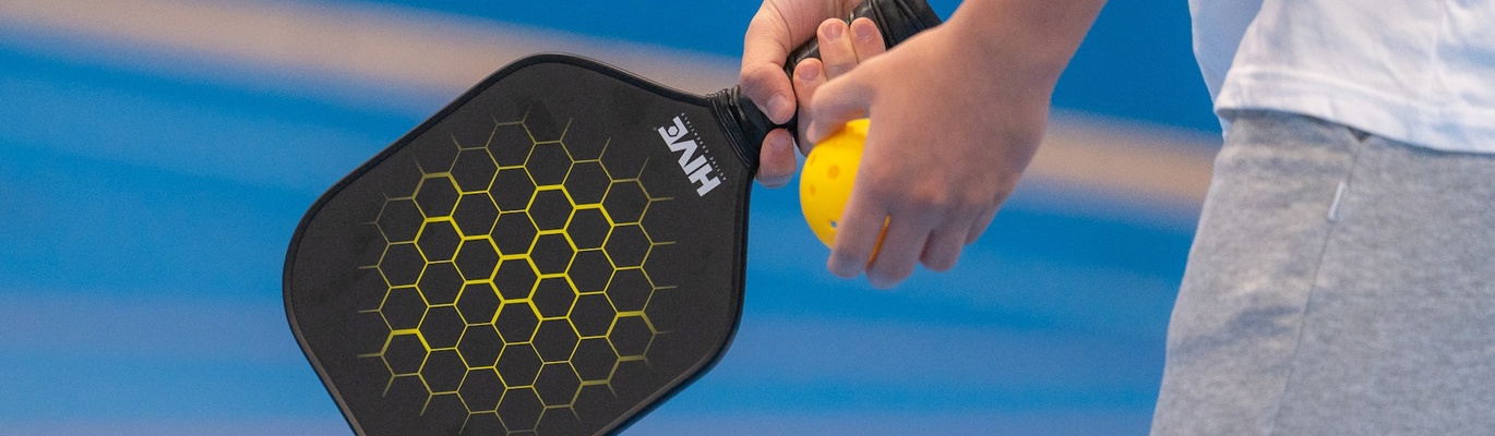 Nærbilde av et barn som spiller pickleball