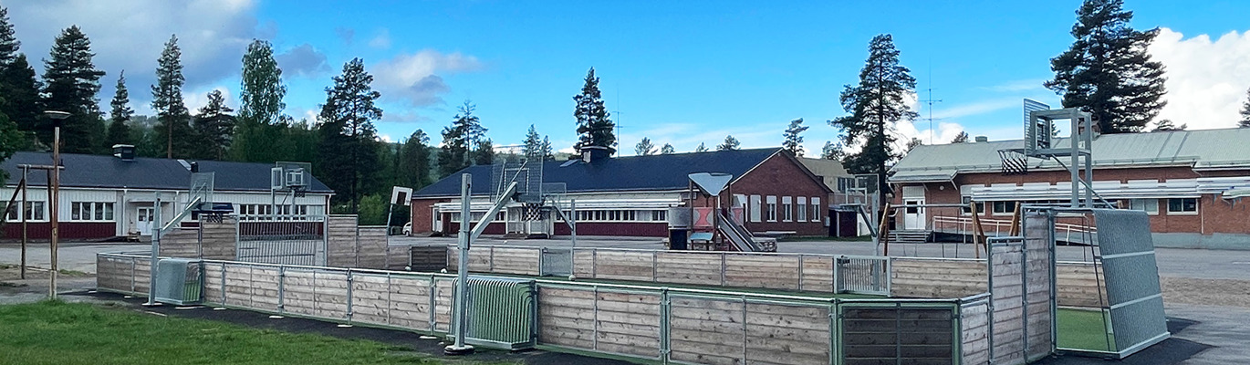 Multiarena på skolgård i bostadsnära miljö med konstgräs, basket och öppna ytor för spontan aktivitet