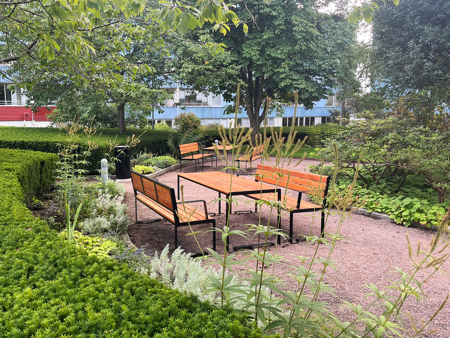 Gestaltad parkmiljö med parkmöbler, grönska och vistelseytor som visar hur genomtänkt landskapsarkitektur skapar attraktiva och funktionella utemiljöer.