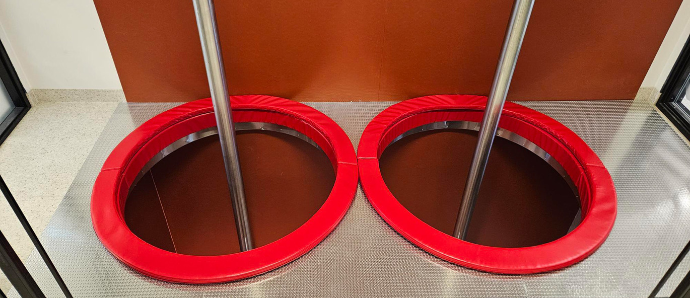 To røde landingsputer og brannmannstang